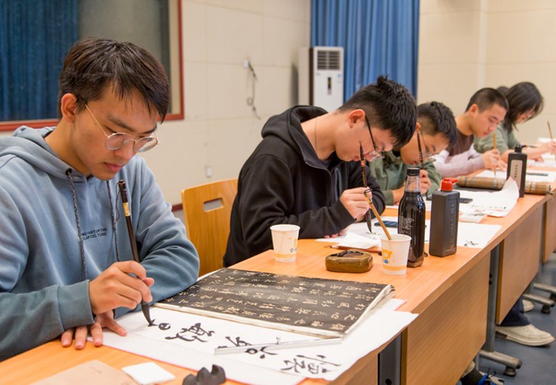 笔墨挥洒间——书法培训引领传统文化新风尚